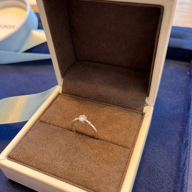 【Foulason(フレゾン)の口コミ】 結婚指輪と同時に購入したため、重ね付けがしやすい婚約指輪を選びました…