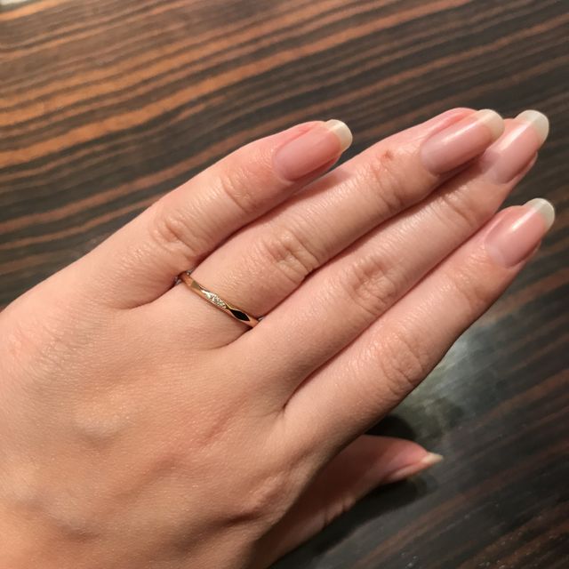 【AMOUR AMULET(アムール・アミュレット)の口コミ】 デザインの好みと、パートナーとのペア感で質感を合わせたものにした。
う…