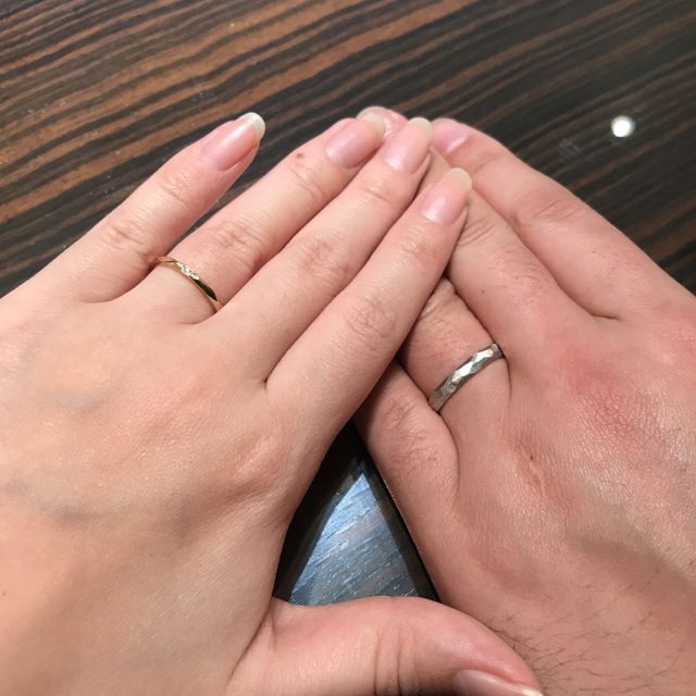 【AMOUR AMULET(アムール・アミュレット)の口コミ】 デザインの好みと、パートナーとのペア感で質感を合わせたものにした。
う…