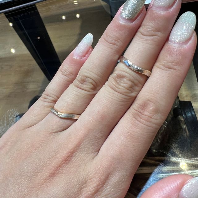 【杢目金屋(もくめがねや)の口コミ】 指輪のデザインはオーソドックスなもの、杢目を使わない部分を作るなど、…