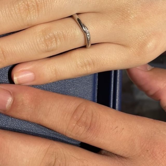 【銀座ダイヤモンドシライシの口コミ】 指が綺麗に見えるVラインを着用しました。
銀座ダイヤモンドシライシのシ…