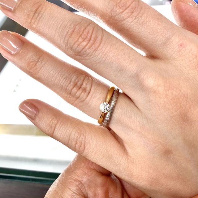 【都民共済(とみんきょうさい)の口コミ】 大きく綺麗なダイヤモンドのリングです。ゴールドの色味も黄色味が少なく…