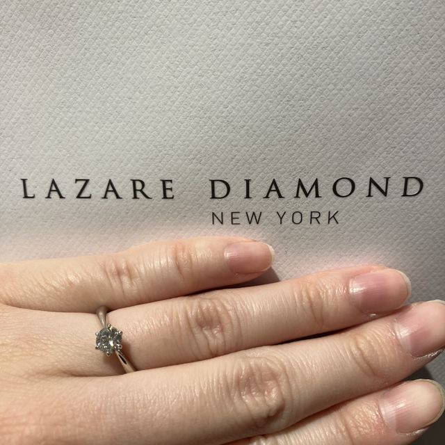 【ラザール ダイヤモンド(LAZARE DIAMOND)の口コミ】 台座が高くない物を探していましたが、結婚指輪と重ね付けしてみると高さ…
