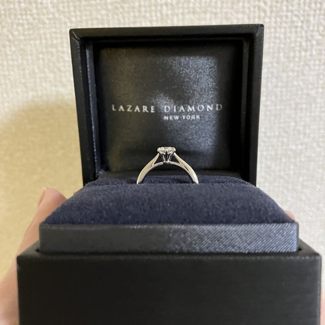 【ラザール ダイヤモンド(LAZARE DIAMOND)の口コミ】 台座が高くない物を探していましたが、結婚指輪と重ね付けしてみると高さ…
