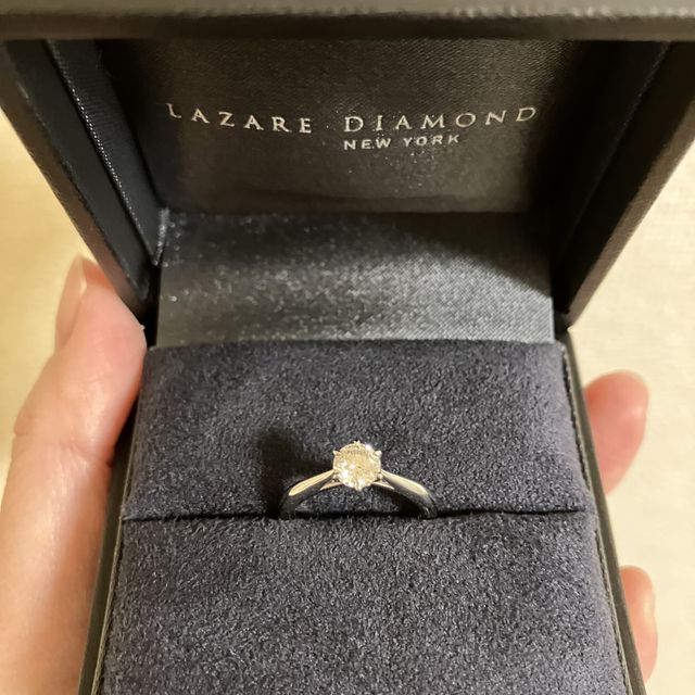 【ラザール ダイヤモンド(LAZARE DIAMOND)の口コミ】 台座が高くない物を探していましたが、結婚指輪と重ね付けしてみると高さ…
