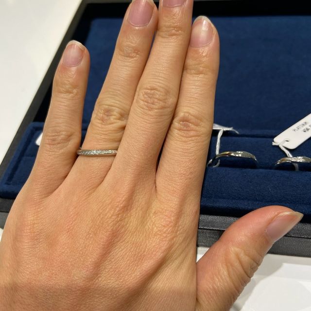 【4℃ BRIDAL(ヨンドシーブライダル)の口コミ】 華奢でキラキラしたデザインが好きだとお伝えしたところご提案いただいた…