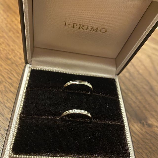【アイプリモ(I-PRIMO)の口コミ】 シンプルだけど、かわいい指輪でした。ペアにしたときに繋がっているライ…