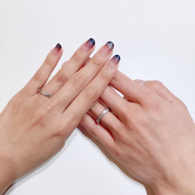 【BRILLIANCE+(ブリリアンスプラス)の口コミ】 槌目そのままの自然なデザインと風合いが気に入りました。女性側のみダイ…