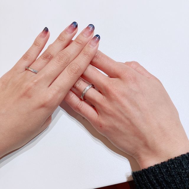 【BRILLIANCE+(ブリリアンスプラス)の口コミ】 槌目そのままの自然なデザインと風合いが気に入りました。女性側のみダイ…