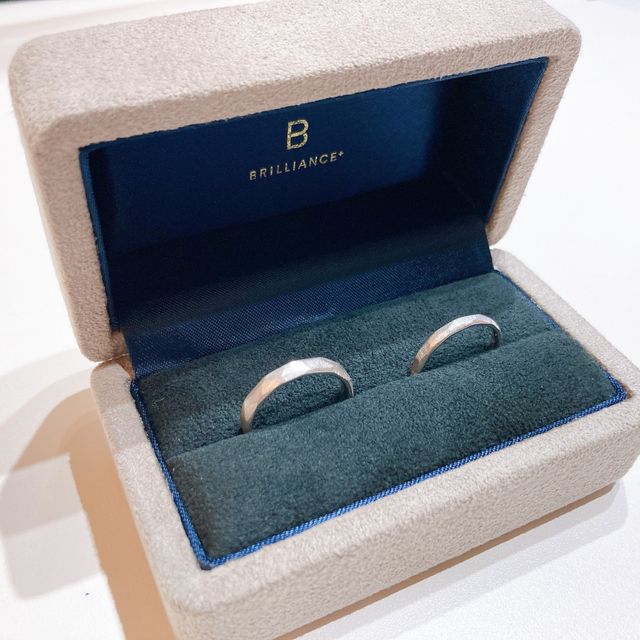 【BRILLIANCE+(ブリリアンスプラス)の口コミ】 槌目そのままの自然なデザインと風合いが気に入りました。女性側のみダイ…