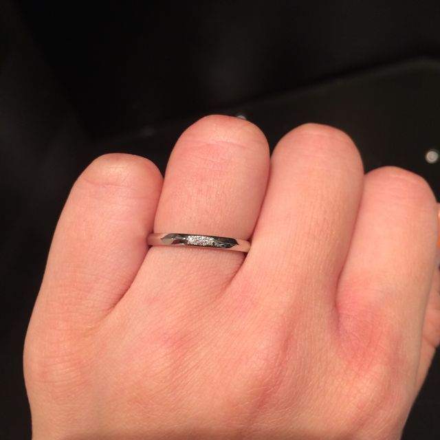 【ラザール ダイヤモンド(LAZARE DIAMOND)の口コミ】 毎日つける為、シンプルさを求めました。細身で少しウェーブがあり、手に…