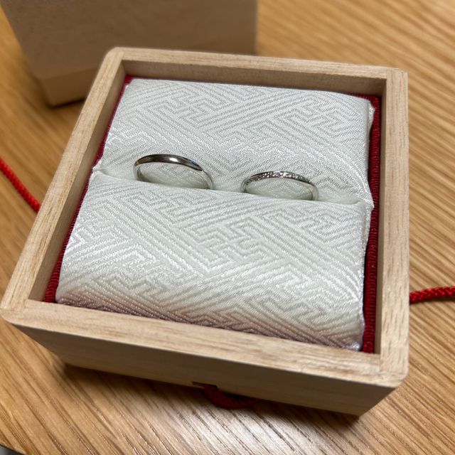 【TOMOE(トモエ)の口コミ】 流れるようにダイアモンドが装飾されているところと、横から見てもダイア…