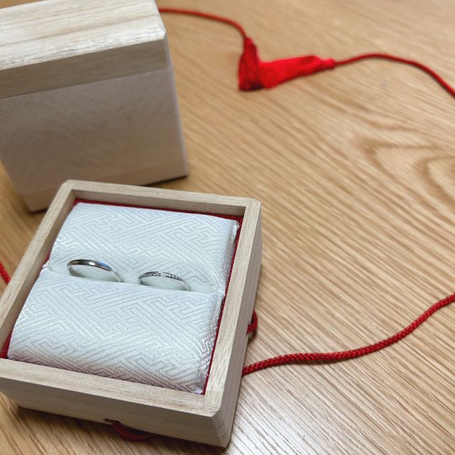 【TOMOE(トモエ)の口コミ】 流れるようにダイアモンドが装飾されているところと、横から見てもダイア…