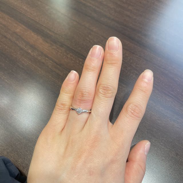 【俄(にわか)の口コミ】 婚約指輪なので豪華なダイヤが目立つような指輪を探していました。NIWAKA…