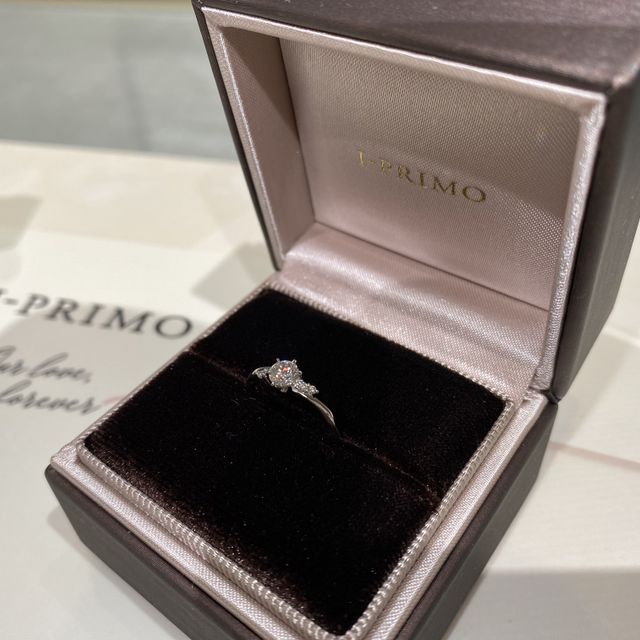 【アイプリモ(I-PRIMO)の口コミ】 大きいダイヤモンドの隣に小さいダイヤモンドが付いていて、とてもかわい…