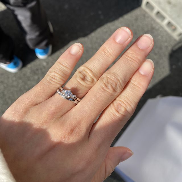 【アイプリモ(I-PRIMO)の口コミ】 大きいダイヤモンドの隣に小さいダイヤモンドが付いていて、とてもかわい…