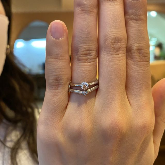 【ケイウノ ブライダル(K.UNO BRIDAL)の口コミ】 結婚指輪は、ミル打ちでかわいさとカジュアルなおしゃれを兼ね備えた指輪…