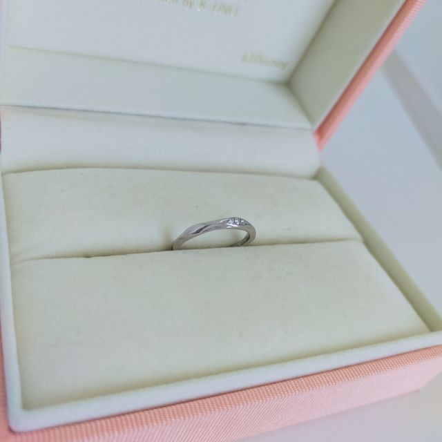 【ケイウノ ブライダル(K.UNO BRIDAL)の口コミ】 アリエルが好きなのと、婚約指輪と重ねずけもできることです。つけた感じ…
