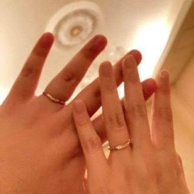 【nocur(ノクル)の口コミ】 実際にはめてみて、彼女の手に合ったものを基準に選びました。特に彼女の…