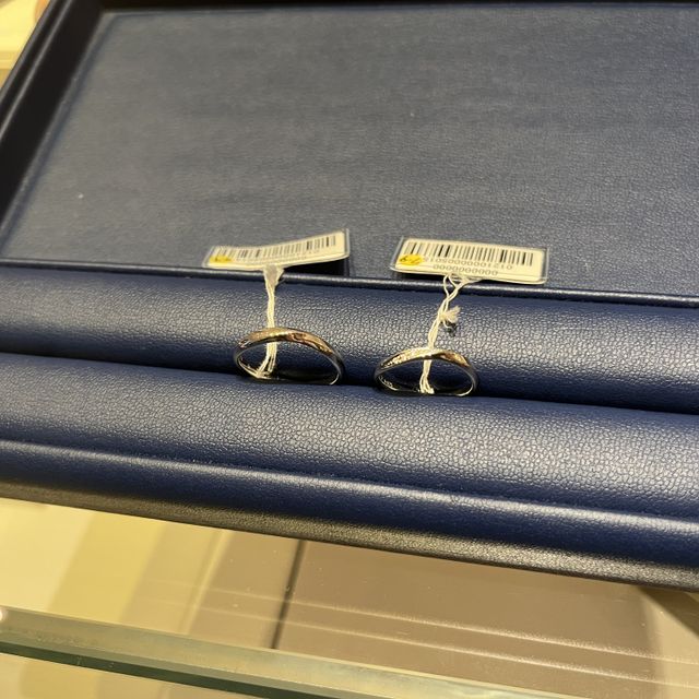 【銀座ダイヤモンドシライシの口コミ】 自分達の指の形にあって、あきのこないデザインがよく、ウェーブにもVにも…