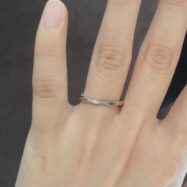 【AMOUR AMULET(アムール・アミュレット)の口コミ】 ダイヤはワンポイントでひかえめなのに、リングの方に面がたくさんあるた…