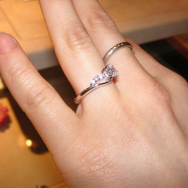 【アイプリモ(I-PRIMO)の口コミ】 ピンクダイヤがついているデザインのもを希望していて、いくつか見せてい…