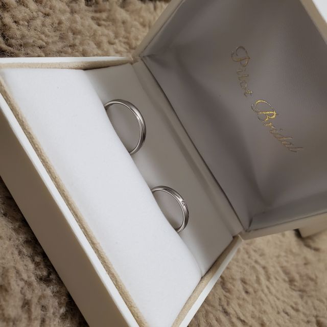 【PILOT BRIDAL(パイロットブライダル)の口コミ】 指輪のスタイルはvが希望でしたが、ストレートでも斜めにラインが入り、流…