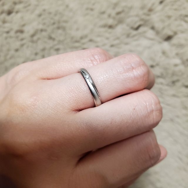 【PILOT BRIDAL(パイロットブライダル)の口コミ】 指輪のスタイルはvが希望でしたが、ストレートでも斜めにラインが入り、流…