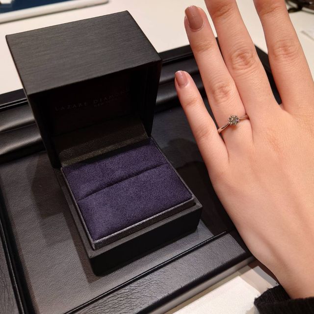 【ラザール ダイヤモンド(LAZARE DIAMOND)の口コミ】 ダイヤに向かってリングが細くなってるデザインがとてもダイヤが際立つの…