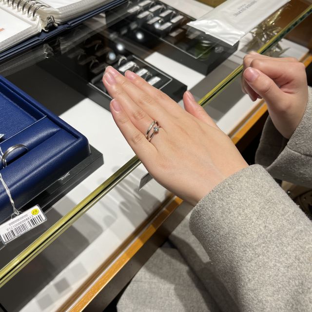 【銀座ダイヤモンドシライシの口コミ】 婚約指輪とセットリングであったこと、デザインが思っていた通りであった…