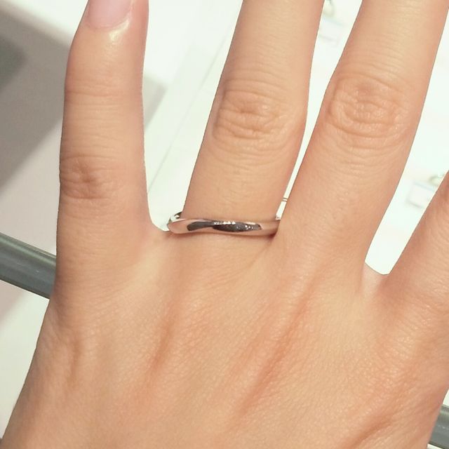【銀座ダイヤモンドシライシの口コミ】 いくつか試着をした中でこの指輪が一番指にフィットし、つけ心地が抜群に…