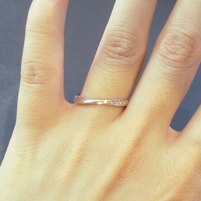 【銀座ダイヤモンドシライシの口コミ】 手の小さい私にはこちらの細身のデザインがあっていました。
指輪をつける…