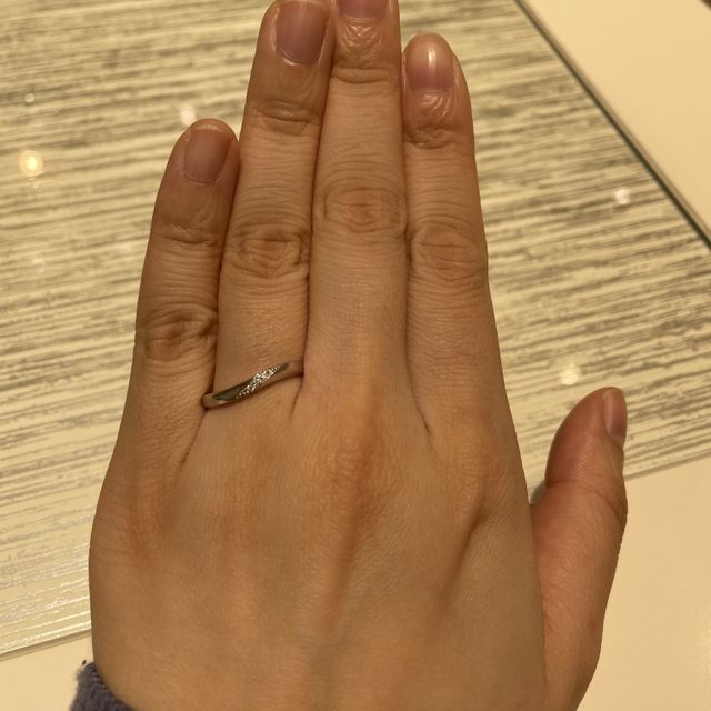 【TRECENTI(トレセンテ)の口コミ】 指輪はダイヤの斜めがかったデザインを試着しました。内甲丸のため、着け…