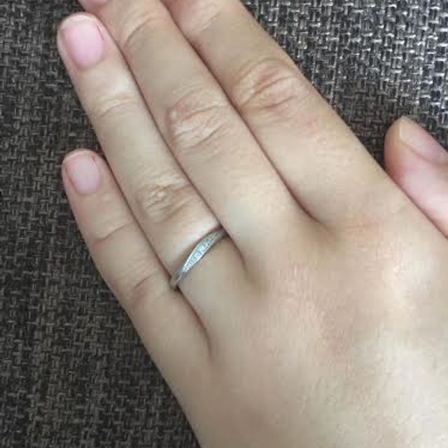 【4℃ BRIDAL(ヨンドシーブライダル)の口コミ】 予算がなかったので安くてかわいいものを希望していました。THE婚約指輪み…