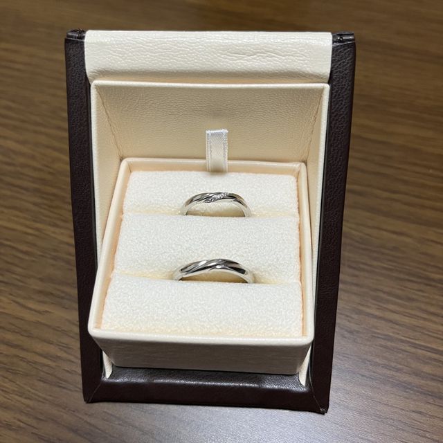 【Desserts(デザート)の口コミ】 婚約指輪と重ね付けをする際のフィット感を重視して探していました。婚約…