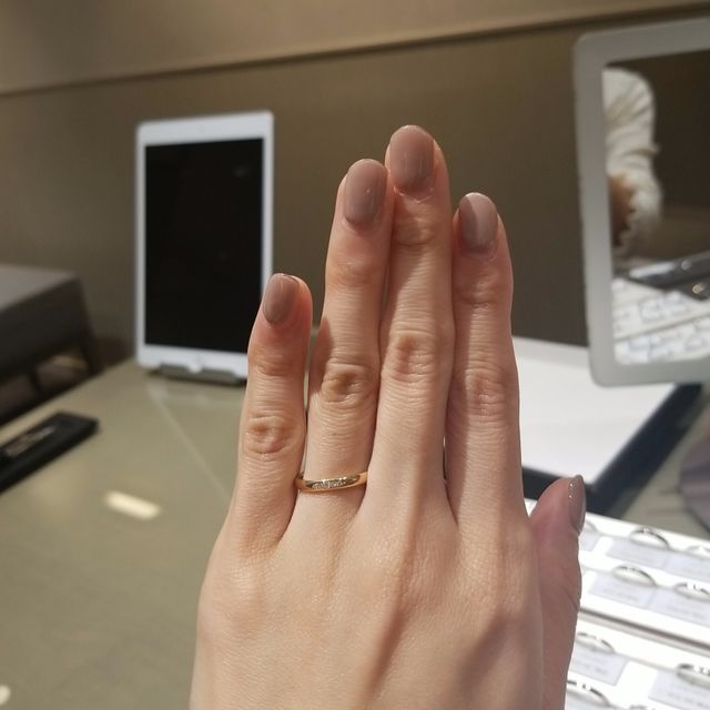 【アイプリモ(I-PRIMO)の口コミ】 シンプルなストレートの指輪ですが、細さや石の配置もちょうどよく、素敵…