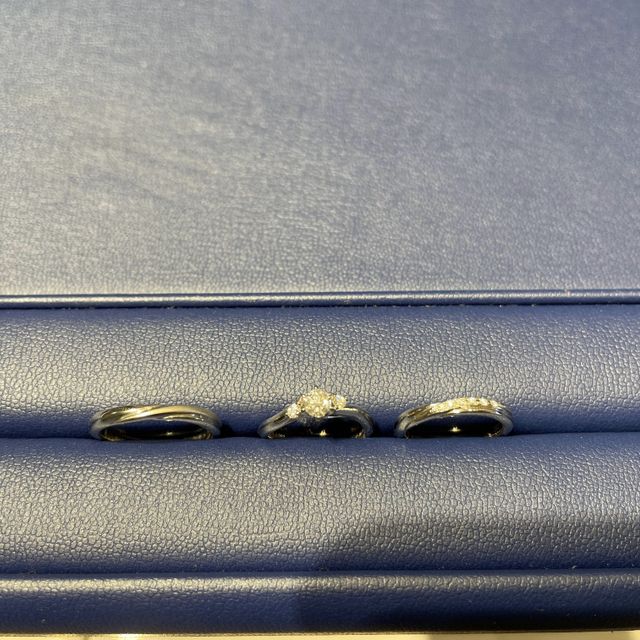 【銀座ダイヤモンドシライシの口コミ】 シンプルで飽きがこないデザインを探しました。
婚約指輪と結婚指輪でデザ…