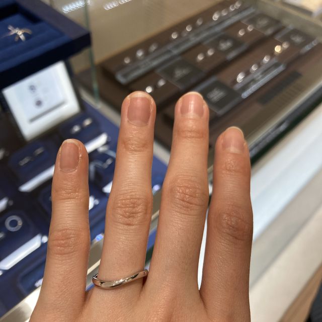 【TOMOE(トモエ)の口コミ】 シンプル且つ指を綺麗に長く見せてくれるS字ウェーブの指輪です。
ピンク…