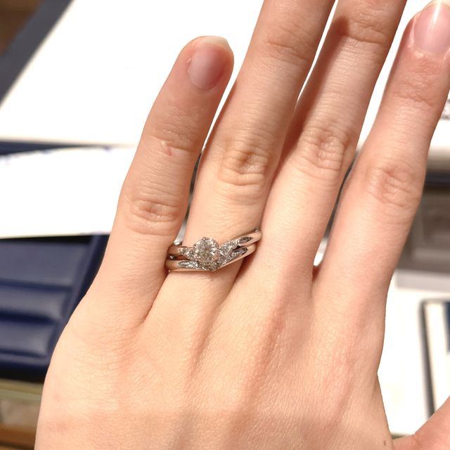 【銀座ダイヤモンドシライシの口コミ】 元々ウェーブタイプの指輪がいいと言っていたが、試着してみてウェーブの…