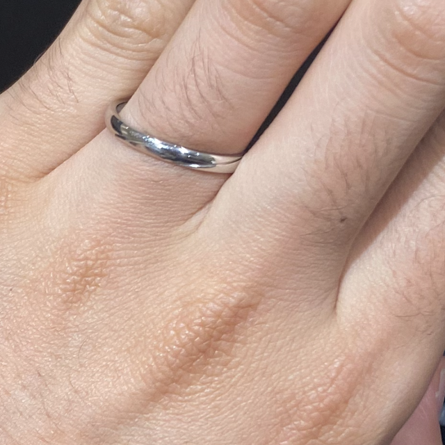 【アイプリモ(I-PRIMO)の口コミ】 斜めにダイヤが入っている指輪が良くてさがしていました。
ウェーブのデザ…