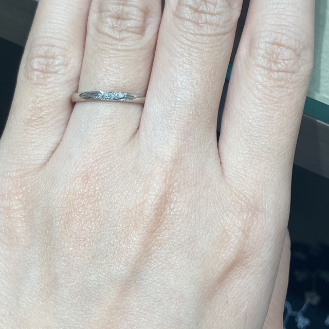 【アイプリモ(I-PRIMO)の口コミ】 斜めにダイヤが入っている指輪が良くてさがしていました。
ウェーブのデザ…