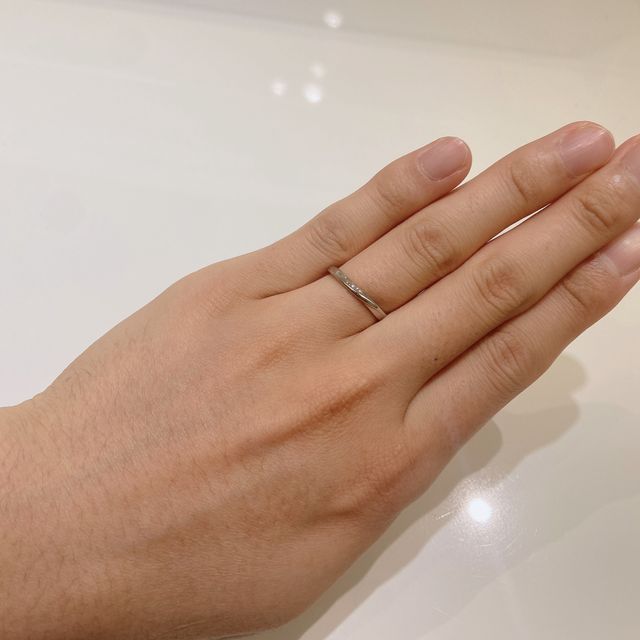 【4℃ BRIDAL(ヨンドシーブライダル)の口コミ】 指が綺麗に見えるデザインが良く、たくさん試着させていただきました。そ…