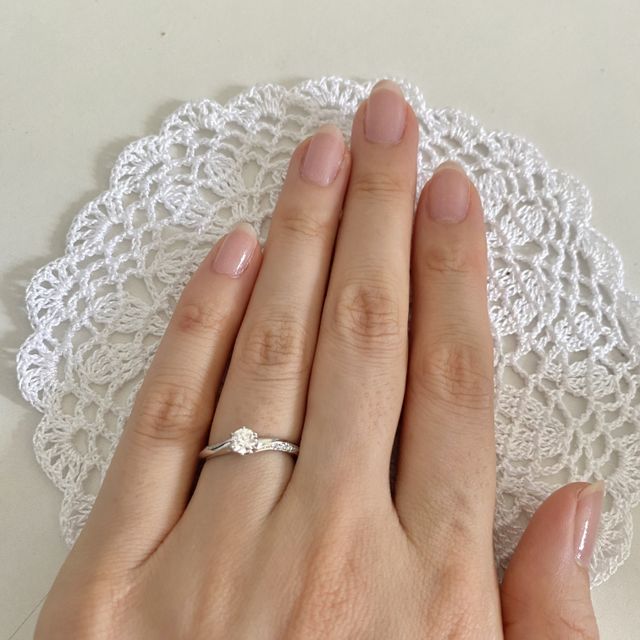 【銀座ダイヤモンドシライシの口コミ】 緩やかなウェーブとさりげないサイドのメレダイヤのデザインが気に入り試…