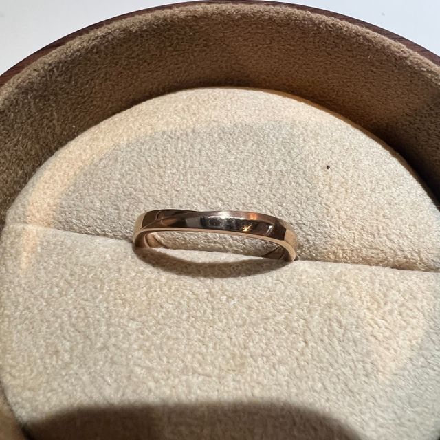 【COLANY(コラニー)の口コミ】 結婚10年目の記念のペアリングのため、エレガントなデザインで、ピンクゴ…