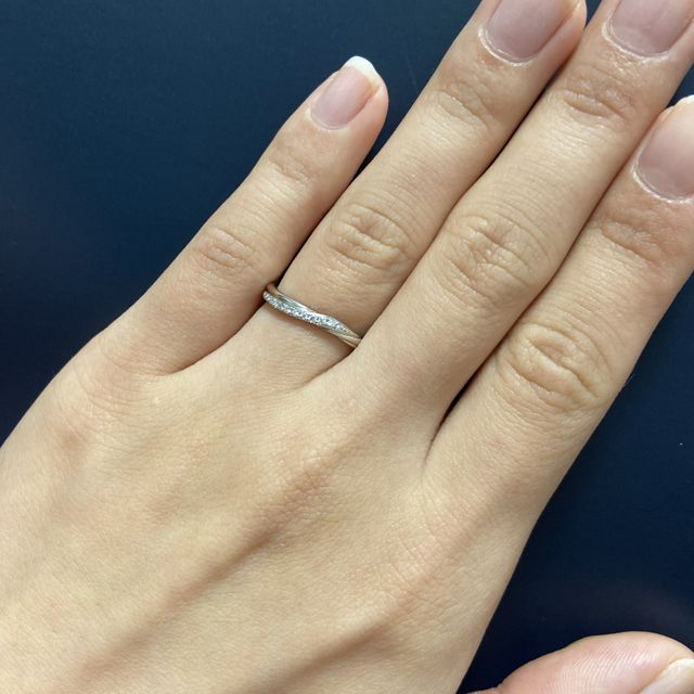 【銀座ダイヤモンドシライシの口コミ】 指間の角度が急な形をしているため、ウエーブの指輪を選びました。夜の屋…