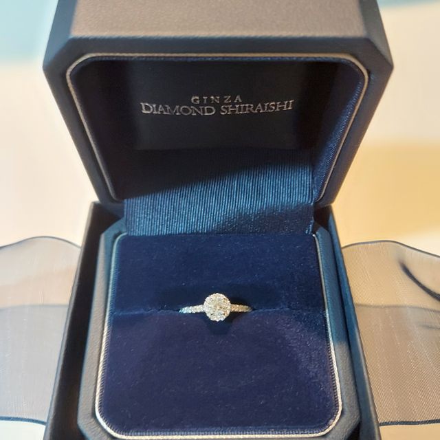 【銀座ダイヤモンドシライシの口コミ】 真ん中のダイヤを大きく見せてくれるデザインです。お花のように小さなダ…