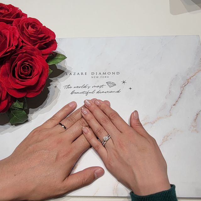 【ラザール ダイヤモンド(LAZARE DIAMOND)の口コミ】 ペア感のある指輪がいいねと話していたので、こちらの指輪はさりげくデザ…