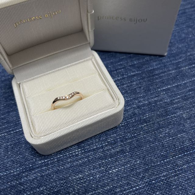 【Princess Bijou(プリンセス・ビジュー)の口コミ】 指輪のV字の形がとてもタイプで、気付けばV字の指輪ばかり候補にあがって…