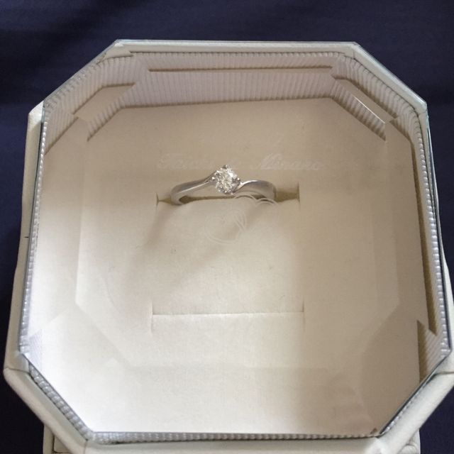 【4℃ BRIDAL(ヨンドシーブライダル)の口コミ】 まっすぐではなく斜めのラインが気に入りました！指も細く綺麗に見せてく…