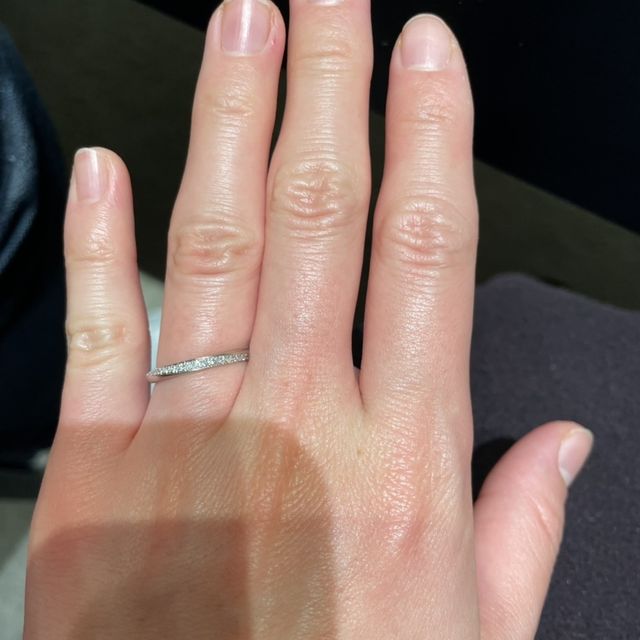 【銀座ダイヤモンドシライシの口コミ】 水掻きの傾斜がきつい人は、ストレートよりウェーブのデザインの方が指が…